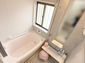 バスルームリフォーム 断熱性に優れた、床のやわらかさが魅力のバスルーム