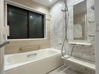 バスルームリフォーム 暖かくリラックスできる癒しのバスルームと快適なタッチレス水栓洗面台