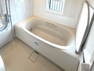 バスルームリフォーム 掃除しやすく断熱性を高めた浴室と収納力のある洗面化粧台