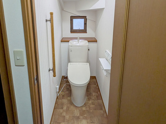 トイレリフォーム 水漏れを解消し、きれいにリフレッシュしたレストルーム