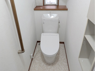 トイレリフォーム 階ごとに異なるクロスを楽しむ、家族を迎える2箇所のトイレ